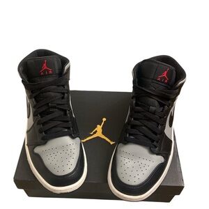 Air Jordan 1 Mids (9)